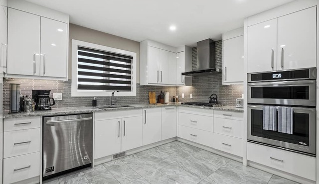 *Upscale Downtown Home on 17 Ave l 5 Mins to Stampede l Two King Rooms*