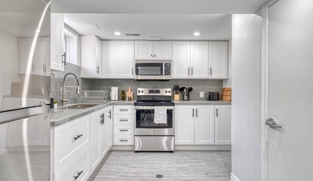Modern design conveniently mins to hwy + amenities