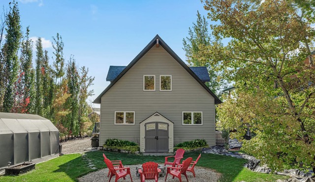 Cheerful Cottage with Indoor Hot Tub. Great Getaway!