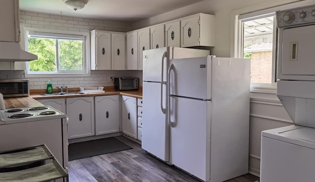 4 Bedroom 2 Bathroom Top Floor Close To Professor's Lake With Walk Out Deck