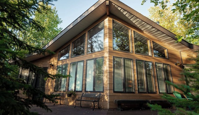 Magical lakefront cabin retreat in Victoria Beach!
