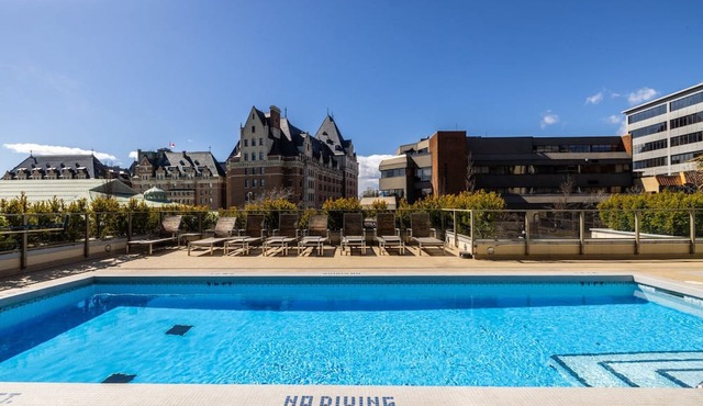 Downtown 2Bed, Office, Pool, Gym, Parking, 2 Large Patios. City & Pond Views!