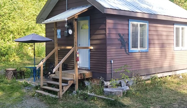 Cozy cabin meters away from the Cedar creek and Quesnel Lakennnn