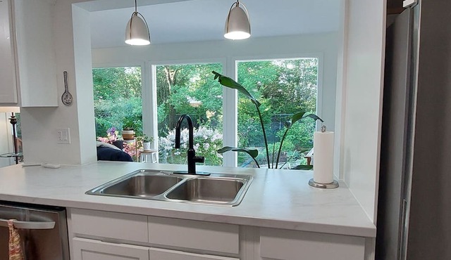 Lovely 2-bedroom accommodation with private garden minutes from Maine ferry.