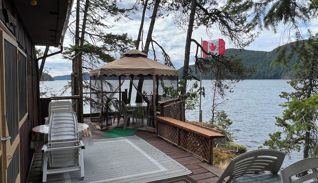 Cozy Cabin on Powell Lake - Panoramic Views -