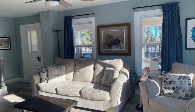 Large private home with deck - 5 min from the beach!