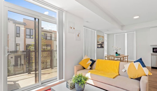 Toronto Luxe - 3BR, 3WR Modern and Cozy House