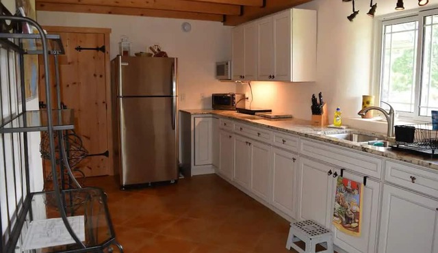Warm cosy 2 bedroom selfcontained strawbale cottage, one level,