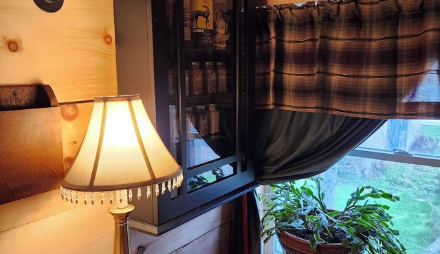 Rustic Studio Apartment in Cardinal, ON WiFi, AC, firetable & seasonal hot tub!