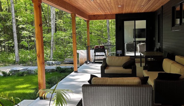 New Luxury All Season Cottage, steps from the Beach! ☺︎