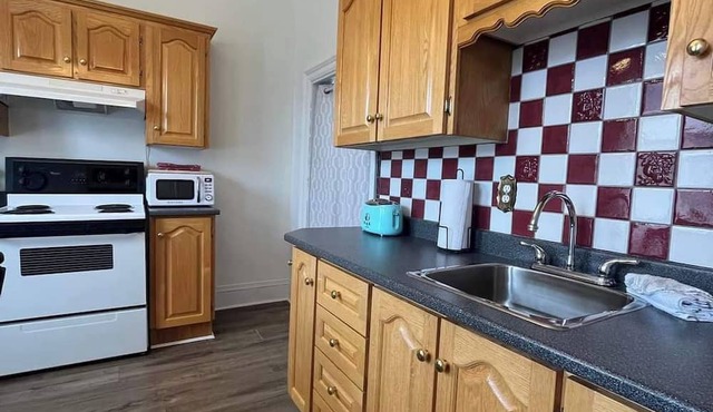 Cozy historical home in beautiful Grand Bank. The Tiny Table Inn (3Bedroom)