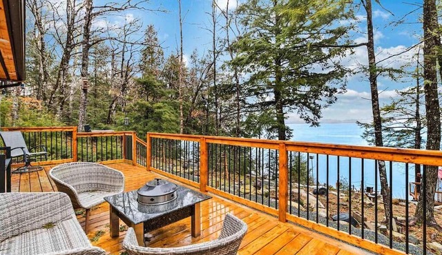 Lakefront cottage with sandy beach, great decks, beautiful sunrise.