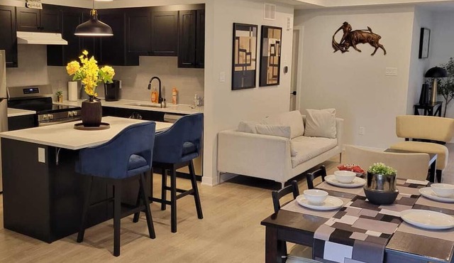 5 minutes walk to major shopping center, restaurants, pubs and bus station.
