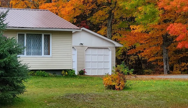 Private 3 bedroom rural property with pond 5 minutes to Crabbe Mountain skiing.