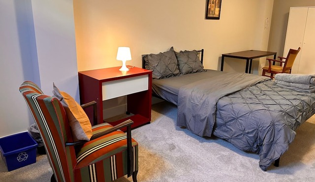 Bright Basement Oasis with Private Bath/Self Check-In & Wifi & Parking in Kanata