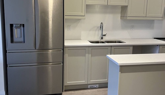 5 bedroom 3 bathroom Lakeview townhouse