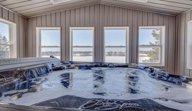 Cozy Riverview Getaway: 3BR, Hot Tub, pets welcome!