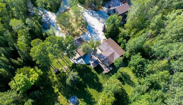 Starry Haven: Serene 3-BR Retreat with Hot Tub