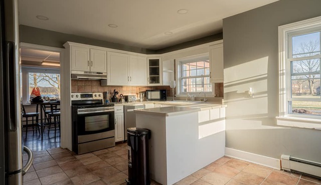 Waterfront Home surrounded by Nature & History; 7 mins away from waterfalls!