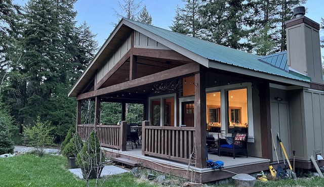Cozy mountain cabin retreat steps to trails and beautiful Gun Lake.