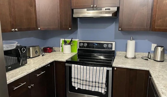 4 Bedroom Spacious House In Regina! Close to downtown & Mosaic Stadium.