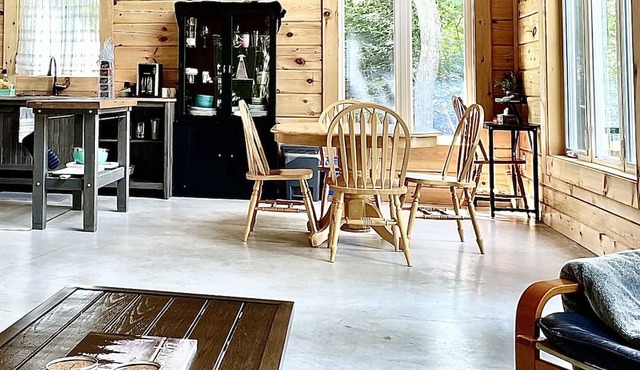 LAKEFRONT LOG CABIN- 24’ dock, gradual sandy entry, kayaks & wifi