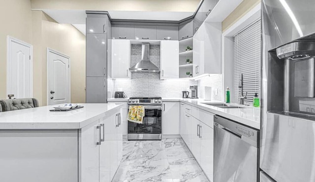 Stylish 5bed Home Near DT/Hospitals/GO/Lake/TiCats