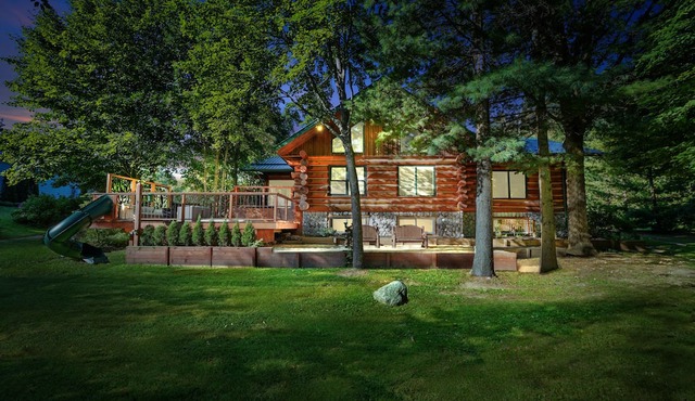 The Gordon's River Cabin-Custom Log Home The perfect family getaway!