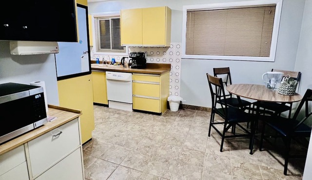 Cozy 3 Bed, 2 Bath, Pet-friendly Full house in Kitchener with all amenities.