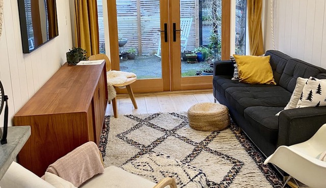 Newly renovated modern suite near Royal Jubilee Hospital in city centre.