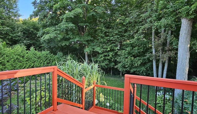 South Barrie, ravine backing house 3 beds 2 bath, large deck, private backyard