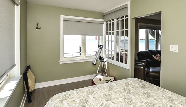Cozy beach escape from the city! Enjoy a sandy beach retreat on Lake Erie!