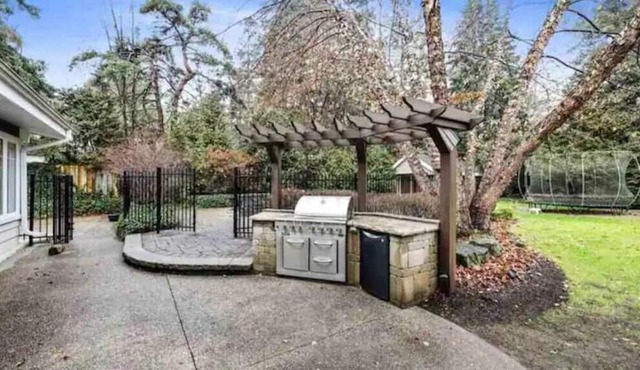 Private 4-bedroom home steps to Lake Ontario