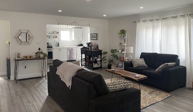 Lovely Lakehouse in Port Stanley. Enjoy lake views and 10min walk to the beach!