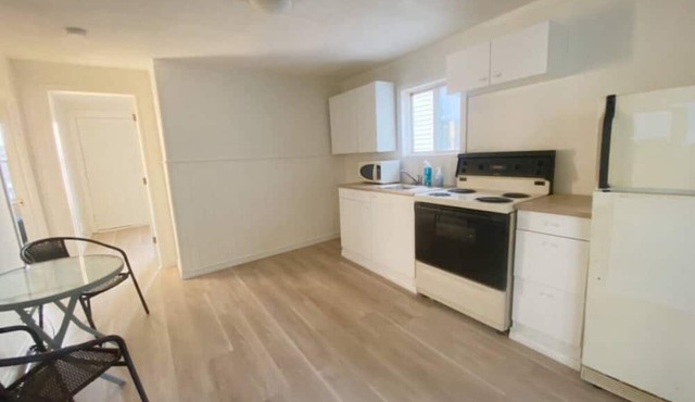 Private Queen Bedroom on the Upper Decks—8 minutes walk to the Waterfront!