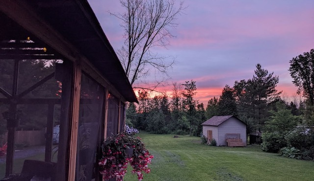 Quiet home w/ hot tub. Close to Seaway, nature trails & beach. Pets ok, W/D