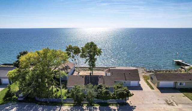 Lake Erie Waterfront Cottage w/firepit, 5 min from erieau beach .