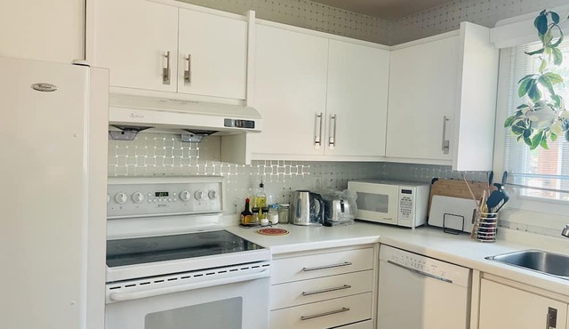 Home in prettiest neighborhood Etobicoke, close to airport