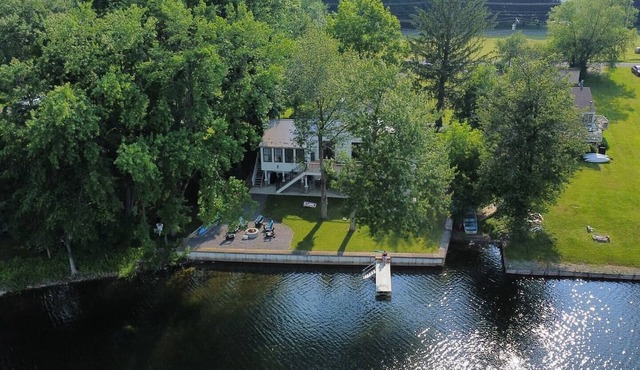 Luxury Lakehouse on the water!
