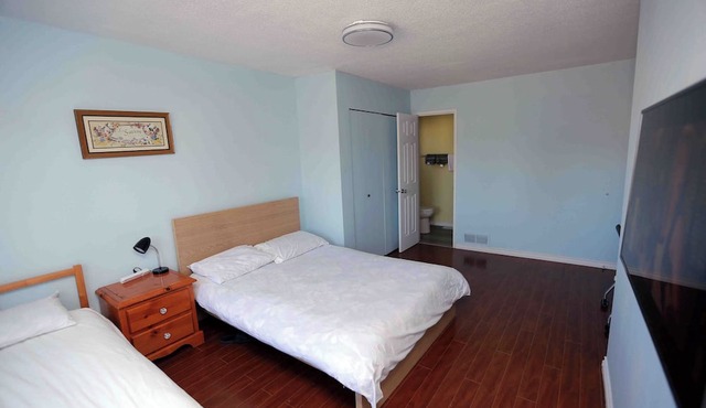 Richmond Airport Cozy Holiday House with free shuttle