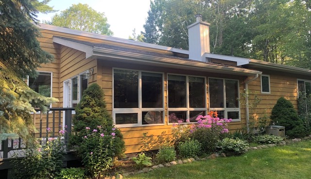 clean all seasons cottage & pet friendly close to beaches