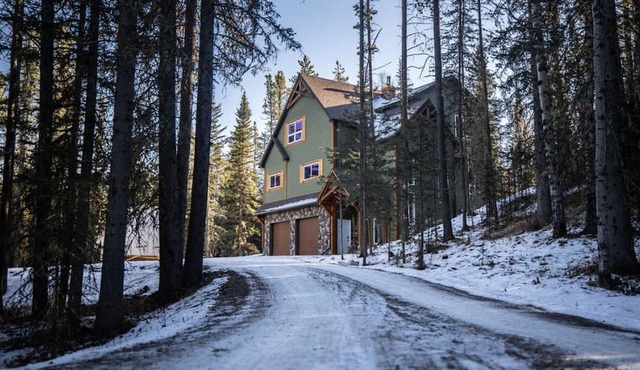 Entire 2 Bedroom Guest Suite with Laundry, Minutes from Bragg Creek!