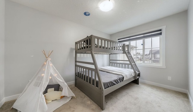 Luxurious West End Escape close to River cree casino and WEM