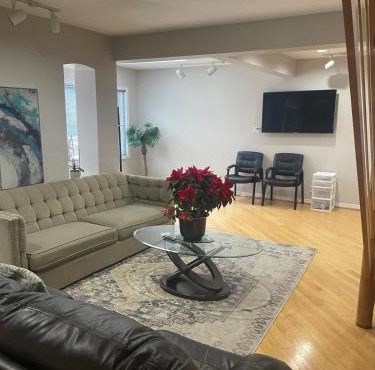 Extremely Cheap Room in Best Area 24x7 Checkin
